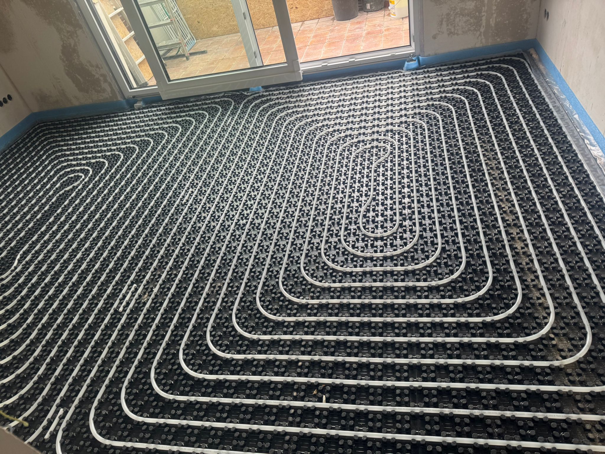 Fußbodenheizung im Estrich verlegt